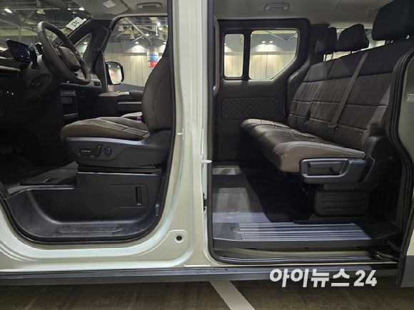 기아 'PV5' 패신저 모델 측면에서 본 차체 바닥 높이. [사진=김종성 기자]