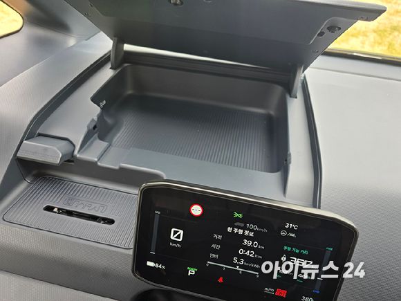 기아 'PV5' 크래시 패드 쪽에 마련된 수납 공간. [사진=김종성 기자]