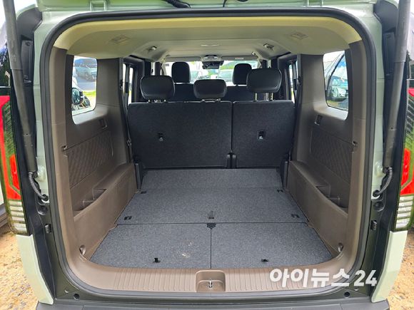 기아 'PV5' 패신저 모델 트렁크 공간. [사진=김종성 기자]