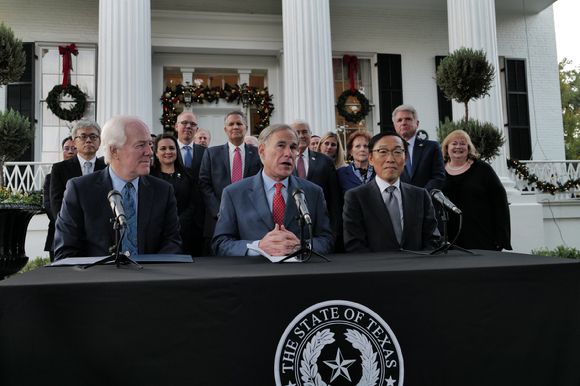 지난 2021년 11월 텍사스 주지사 관저에서 (첫 줄 왼쪽부터) 존 코닌 상원의원, 그랙 애벗 텍사스 주지사, 김기남 전 삼성전자 회장이 삼성의 테일러시 반도체 공장 투자를 발표하는 모습.[사진=삼성전자]