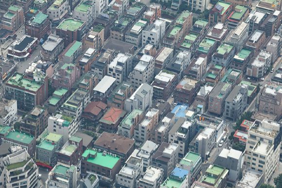 서울 송파구 롯데월드타워 전망대 서울스카이에서 바라본 서울 시내 빌라 단지의 모습. [사진=연합뉴스]