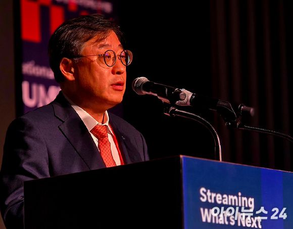 22일 오전 부산 파라다이스 호텔에서 열린 2025 국제 스트리밍 페스티벌 개막식에서 박윤규 정보통신산업진흥원(NIPA) 원장이 개회사를 진행하고 있다. [사진=안세준 기자]