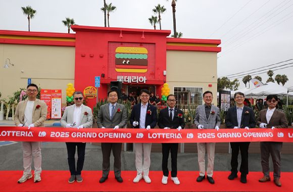 지난 14일(현지시각) 미국 캘리포니아주 내 풀러튼 시티 내 롯데리아 1호점 오픈식에 조성호(좌측 세번째부터) LA 총영사관 부영사, 차우철 롯데GRS 대표이사 및 프레드 정 풀러튼 시장, 신동권 사외이사 의장 등이 참석해 오픈 커팅식을 진행하고 있다. [사진=롯데GRS]