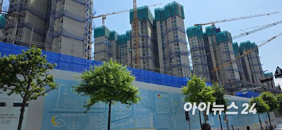 2025년 5월 22일 래미안 트리니원 공사가 진행 중이다. [사진=이수현 기자]