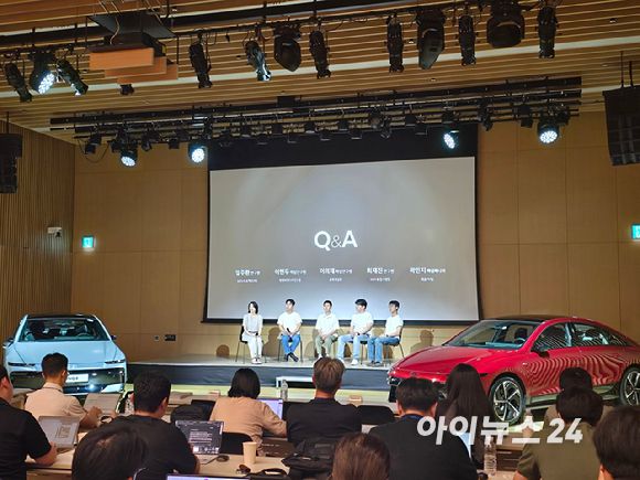 현대차 연구원들이 28일 경기도 고양 현대모터스튜디오 고양에서 열린 '더 뉴 아이오닉 6 테크토크' 행사에서 기자들의 질문에 답하고 있다. [사진=김종성 기자]