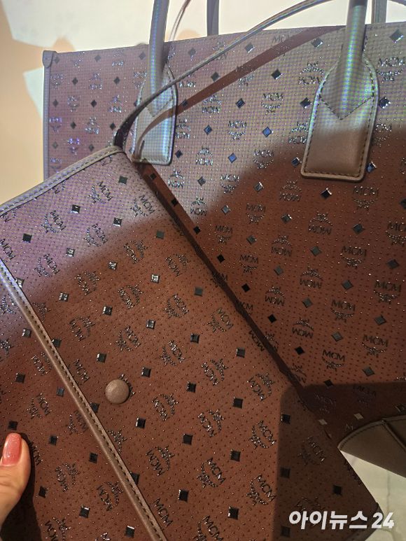 인덴야가 코슈 인덴 기법으로 MCM의 비세토스 모노그램을 살려 만든 가방. [사진=박은경 기자]