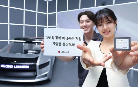 LG이노텍 직원이 '3세대 5G 통신모듈'을 선보이고 있다. [사진=LG이노텍]