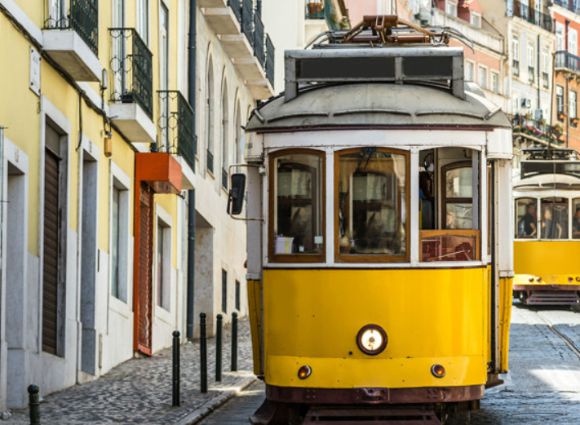 연간 350만 명이 이용하는 대표 관광 명물인 푸니쿨라는 가파른 언덕을 케이블로 오르내리는 전차다. 사진은 푸니쿨라. [사진=인터파크]