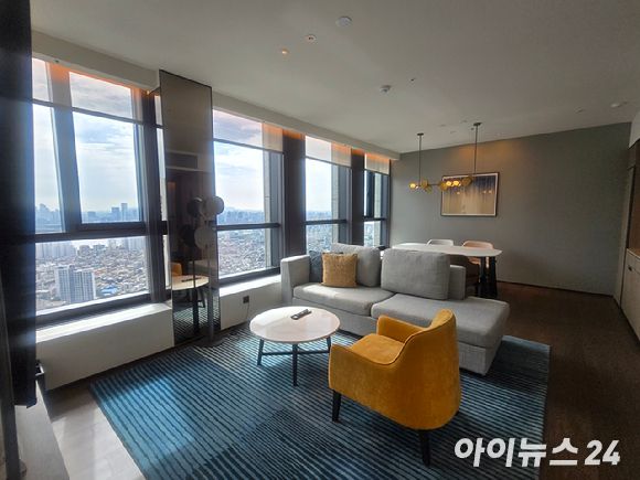 풀만 앰배서더 서울 이스트폴 레지던스 객실 거실 전경.  [사진=박은경 기자]