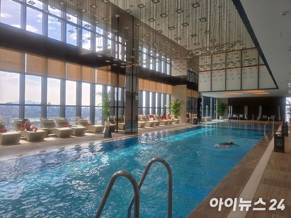 풀만 앰배서더 서울 이스트폴  수영장 전경. [사진=박은경 기자]