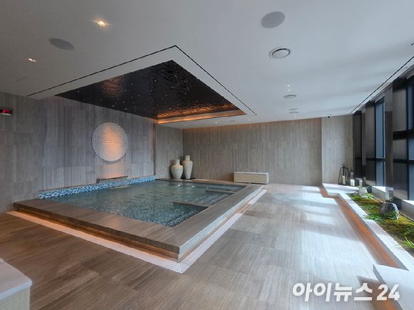 풀만 앰배서더 서울 이스트폴 수영장 내 온수 자쿠지. [사진=박은경 기자]