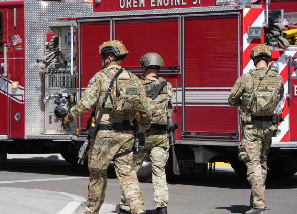 10일(현지시간) 미국 유타주 오럼에 있는 유타밸리대학교에서 정치 활동가 찰리 커크가 행사 도중 총격을 당한 현장에 경찰이 출동하고 있다. [사진=AFP/연합뉴스]