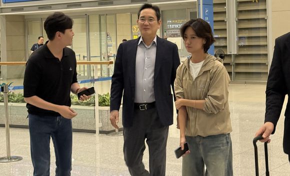 한미정상회담 경제사절단 동행 일정을 마친 이재용 삼성전자 회장이 지난달 인천공항 제2여객터미널을 통해 입국하며 취재진의 질문에 답변하고 있다. [사진=연합뉴스]