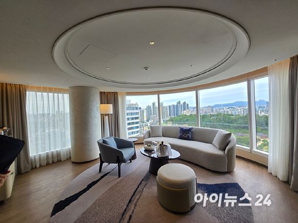 코너 스위트룸 거실. [사진=박은경 기자]