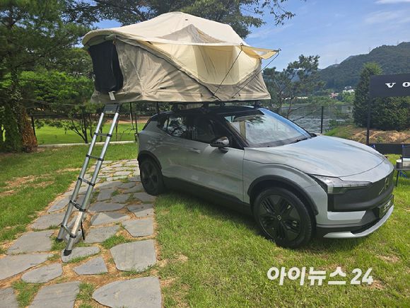 볼보 'EX30 CC'에 루프 텐트를 설치한 모습. [사진=김종성 기자]