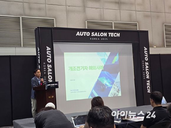 하성용 한국자동차모빌리티안전학회 회장(중부대학교 스마트모빌리티공학과 교수)이 19일 경기도 고양 킨텍스에서 열린 '대한민국 모빌리티산업 심포지엄'에서 발표하고 있다. [사진=김종성 기자]