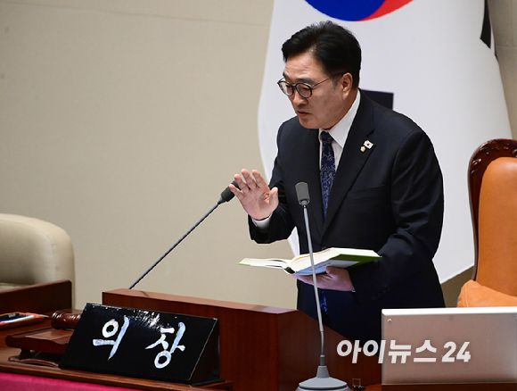 우원식 국회의장이 25일 서울 여의도 국회에서 열린 제429회 국회(정기회) 제9차 본회의에서 '민주유공자 예우 법률안 신속처리안건 지정동의의 건' 투표 중 명패와 투표지 갯수 1개차 불일치가 발생한 것에 대해 항의하는 송언석 국민의힘 원내대표에게 국회법을 보여주며 해결방안을 설명하고 있다. [사진=정소희 기자]
