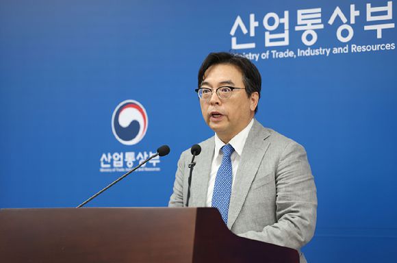 박정성 산업통상부 무역투자실장이 1일 '2025년 9월 수출입 동향' 관련 브리핑을 하고 있다. [사진=산업부]