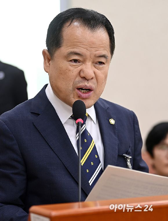 위철환 중앙선거관리위원회 위원 후보자가 1일 서울 여의도 국회에서 열린 행정안전위원회 인사청문회에서 모두발언을 하고 있다. [사진=곽영래 기자]