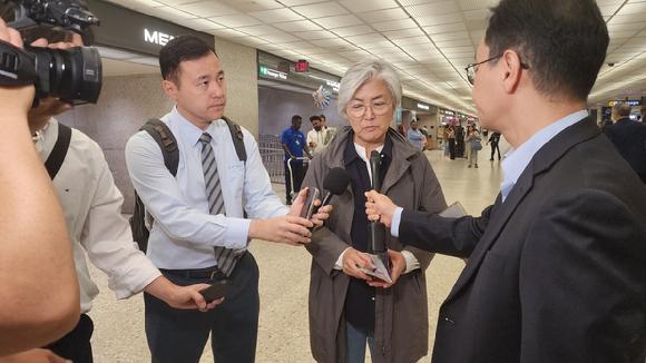 강경화 신임 주미대사가 4일(현지시간) 워싱턴DC 인근 덜레스 국제공항을 통해 미국에 입국한 자리에서 취재진과 만나 대화하고 있다. 2025.10.4 [사진=연합뉴스]