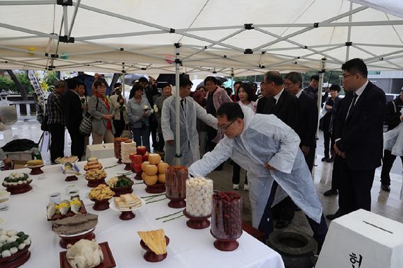 추석인 6일 오전 경기도 파주시 임진각 망배단에서 우의를 입은 실향민 가족이 헌화하고 있다. 2025.10.6 [사진=연합뉴스]