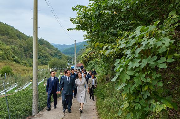 대통령실은 이재명 대통령과 김혜경 여사가 추석 당일인 6일 고향인 경북 안동을 방문한 모습을 SNS에 공개했다. 2025.10.6 [사진=대통령실 SNS]