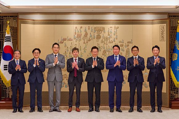 이재명 대통령이 1일 용산 대통령실에서 샘 올트먼 오픈AI CEO와의 접견에 앞서 참석자들과 기념촬영을 하고 있다. (왼쪽부터)김용범 정책실장, 김정관 산업부 장관, 이재용 삼성전자 회장, 샘 올트먼 오픈AI CEO, 이재명 대통령, 최태원 SK그룹 회장, 배경훈 과기부 장관, 강훈식 비서실장. [사진=연합뉴스]