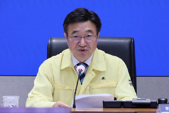 윤호중 행정안전부 장관이 지난 3일 서울 종로구 정부서울청사에서 국가정보자원관리원 행정정보 시스템 화재 관련 중앙재난안전대책본부 9차 회의를 주재하고 있다. [사진=연합뉴스]