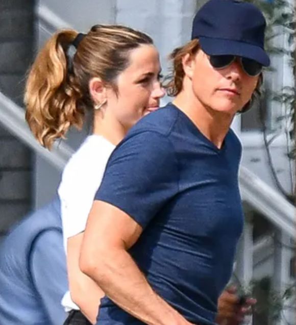 사진은 톰 크루즈(오른쪽)와 아르마스. [사진=TMZ, X 갈무리]