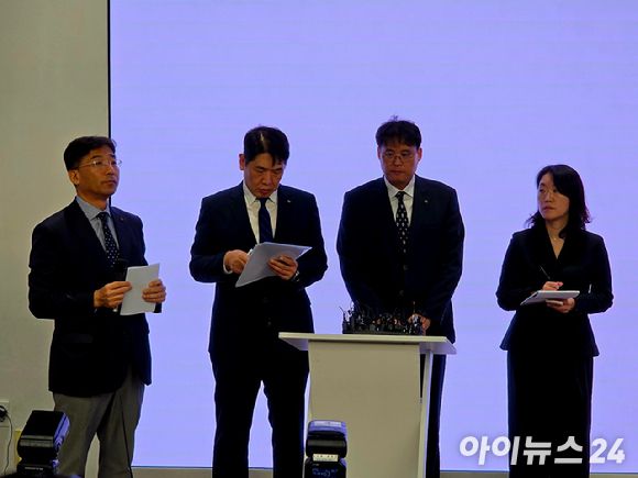 왼쪽부터 서창석 KT 네트워크부문장, 구재형 KT 네트워크기술본부장 상무, 김영걸 KT 서비스Product본부장 상무, 이세정 KT 기술혁신부문 CDO 상무가 취재진과 질의응답을 진행하고 있는 모습. [사진=안세준 기자]