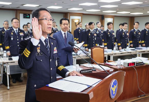 17일 서울 서대문구 경찰청에서 열린 국회 행정안전위원회 경찰청 대상 국정감사에서 유재성 경찰청장 직무대행이 선서를 하고 있다. [사진=연합뉴스]