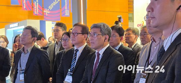 22일 서울 강남구 코엑스에서 개막한 반도체대전 VIP 투어에 나선 송재혁 삼성전자 최고기술책임자(CTO)가 SK하이닉스 전시관에서 HBM4 관련 설명을 듣고 있다. [사진=박지은 기자]