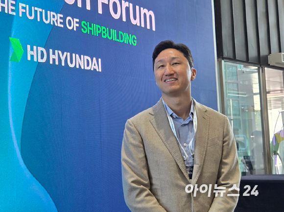 정기선 HD현대 회장이 27일 경주엑스포대공원 문화센터 문무홀에서 진행된 아시아태평양경제협력체(APEC) 최고경영자(CEO) 서밋(Summit) '퓨처 테크 포럼 : 조선' 기조연설 이후 기자들과 만나  질문에 답변하고 있다. [사진=최란 기자]