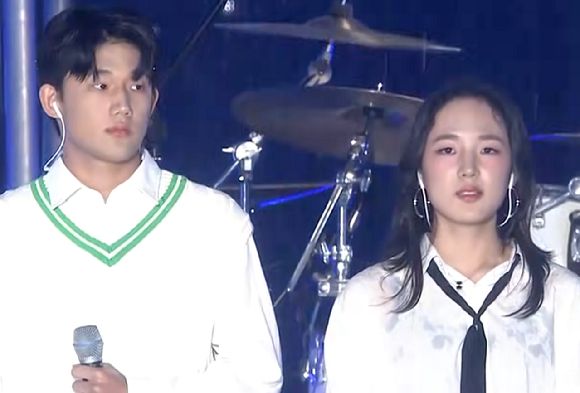 신 군(왼쪽)과 신 양이 무대에 올라 아버지의 노래를 부르고 있다. [사진=MBC '대학가요제' 청춘을 켜다]