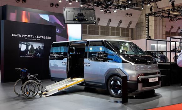'2025 재팬모빌리티쇼' 기아관에 전시된 PV5 WAV. [사진=기아]