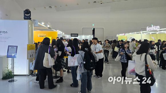 컬리뷰티페스타 2025는 내달 2일까지 열린다. 사진은 관람객들이 행사장 브랜드 부스에 입장하기 위해 줄을 서고 있는 모습.  [사진=진광찬 기자]