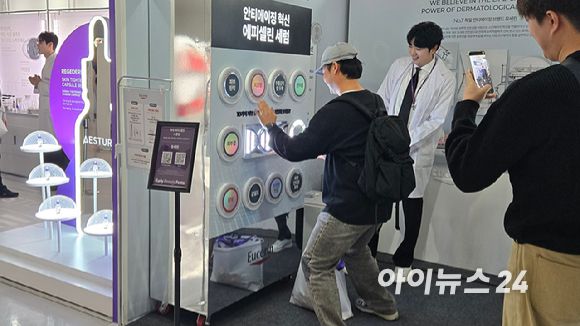 컬리뷰티페스타 2025에서 한 관람객이 한 브랜드 부스에서 체험형 콘텐츠를 즐기고 있다. [사진=진광찬 기자]