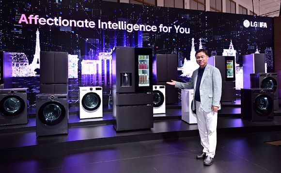 LG전자 류재철 HS사업본부장이 한 LG전자 전시관에서 유럽 맞춤형 고효율 가전과 세탁기를 소개하는 모습. [사진=LG전자]