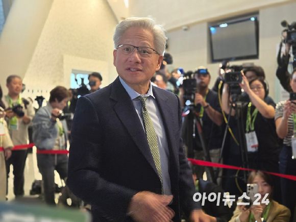 젠슨 황 엔비디아 최고경영자(CEO)가 31일 경북 경주 예술의전당 원화홀 로비에서 기자들과 질의응답을 하고 있다. [사진=최란 기자]