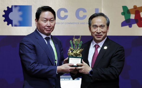 최태원 대한상공회의소 회장이 31일 경북 경주 예술의전당에서 열린 아시아태평양경제협력체(APEC) 최고경영자(CEO) 서밋 폐회식 및 인계식에서 런 홍빈 중국 국제무역촉진위원회 회장에게 의사봉을 인계하고 있다.[사진=연합뉴스]