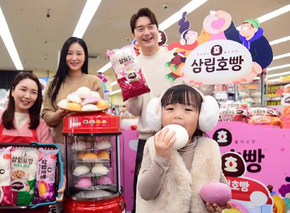 SPC삼립은 지난 10월 28일 겨울 대표 국민 간식으로 자리매김한 '삼립호빵'의 시즌을 알리는 행사를 28일 GS더프레시 명일점에서 진행했다. [사진=SPC삼립]