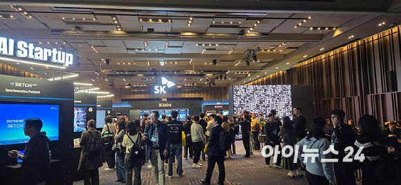 3일 서울 강남구 코엑스에서 열린 'SK AI 서밋 2025' 1층 전시홀. [사진=박지은 기자]