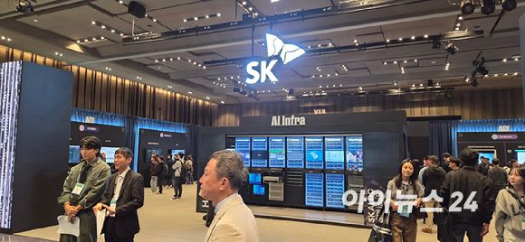 3일 서울 강남구 코엑스에서 열린 'SK AI 서밋 2025' 1층 전시홀. [사진=박지은 기자]