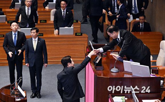 이재명 대통령이 4일 서울 여의도 국회 본회의에서 내년도 정부 예산안에 대한 시정연설을 마치고 우원식 국회의장과 악수하고 있다. [사진=국회사진기자단]