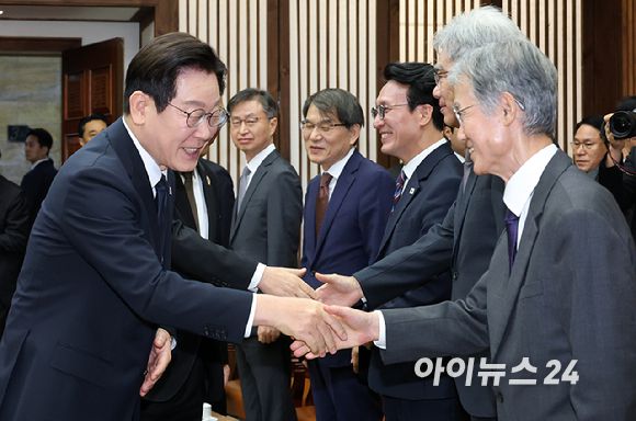 시정연설을 위해 국회를 방문한 이재명 대통령(왼쪽)이 4일 국회의장접견실에서 열린 환담에서 조희대 대법원장(오른쪽)과 악수하고 있다. [사진=국회사진기자단]