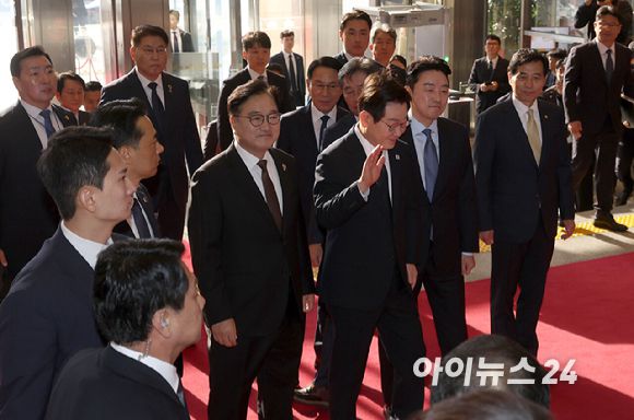 이재명 대통령이 4일 내년도 정부 예산안에 대한 시정연설을 위해 서울 여의도 국회에 도착, 피켓시위를 하는 국민의힘 의원들을 향해 인사하고 있다. [사진=국회사진기자단]