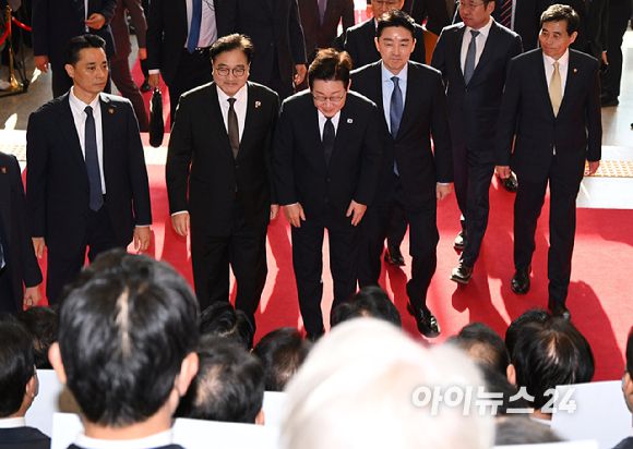 이재명 대통령이 4일 2026년도 정부 예산안에 대한 시정연설을 하기 위해 서울 여의도 국회를 방문해 국민의힘 의원들의 피켓시위를 받으며 환담장으로 향하고 있다. [사진=국회사진기자단]