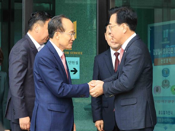 국민의힘 추경호 전 원내대표가 31일 서울 서초구 서울고검에 마련된 조은석 내란특별검사팀 사무실에서 조사를 마친 뒤 나오며 마중나온 장동혁 대표, 송언석 원내대표와 인사를 하고 있다. [사진=연합뉴스]