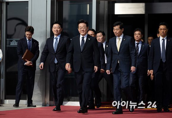 이재명 대통령이 4일 서울 여의도 국회에서 내년도 정부 예산안에 대한 시정연설을 마친 뒤 나서고 있다. [사진=국회사진기자단]