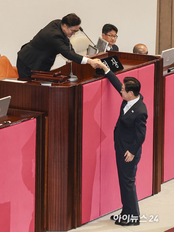 이재명 대통령이 4일 서울 국회 본회의장에서 2026년도 정부 예산안에 대한 시정연설을 마친 뒤 우원식 국회의장과 악수를 하고 있다. [사진=국회사진기자단]